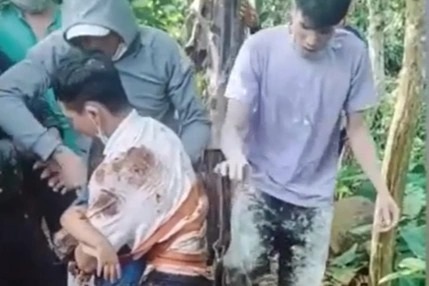 Nhóm thợ sơn và màn giải cứu bé trai dưới giếng sâu gây xúc động - 1