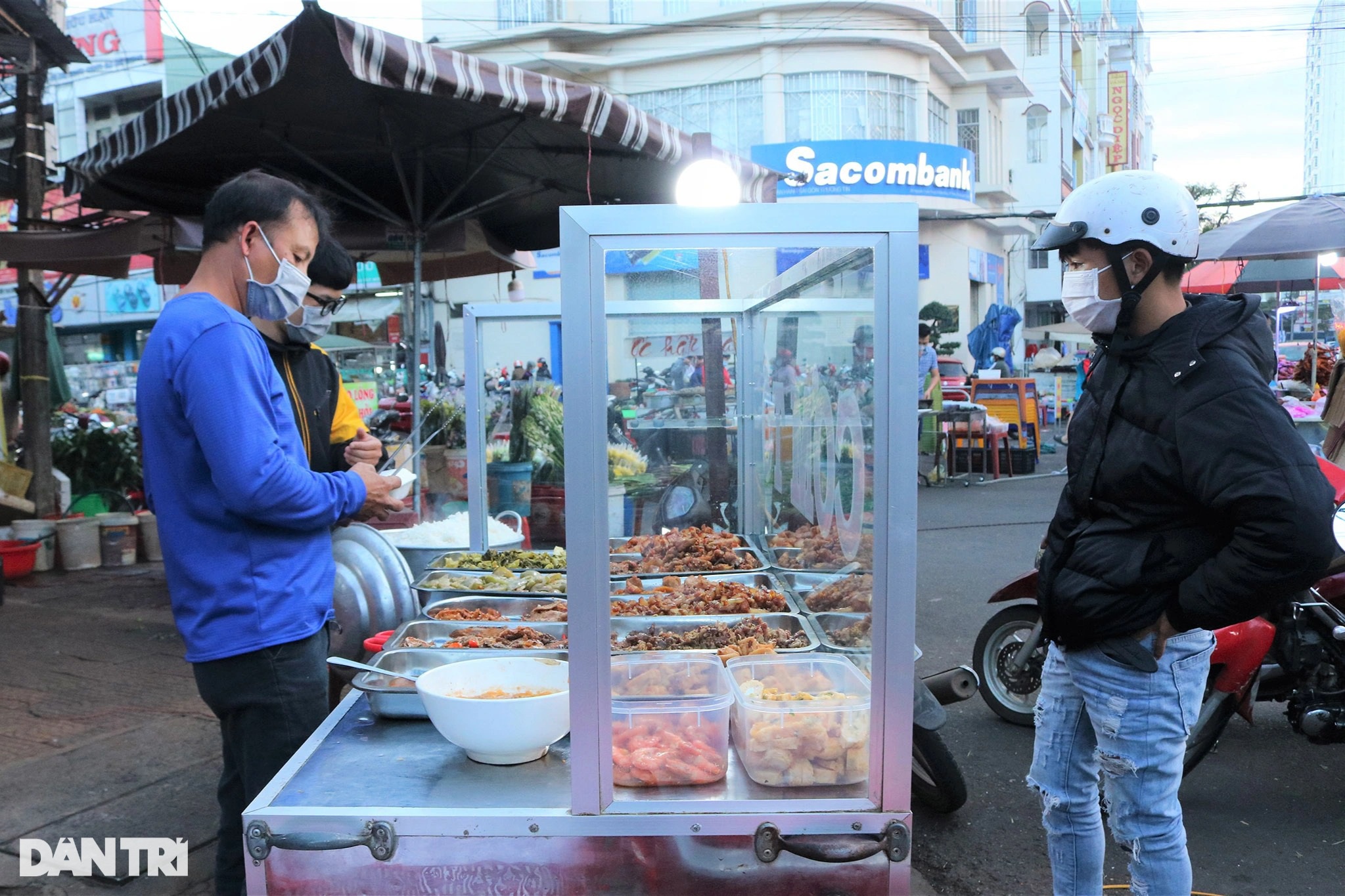 Cơm tô phố núi chinh phục du khách check-in, một quán bán 300 suất mỗi ngày - 2