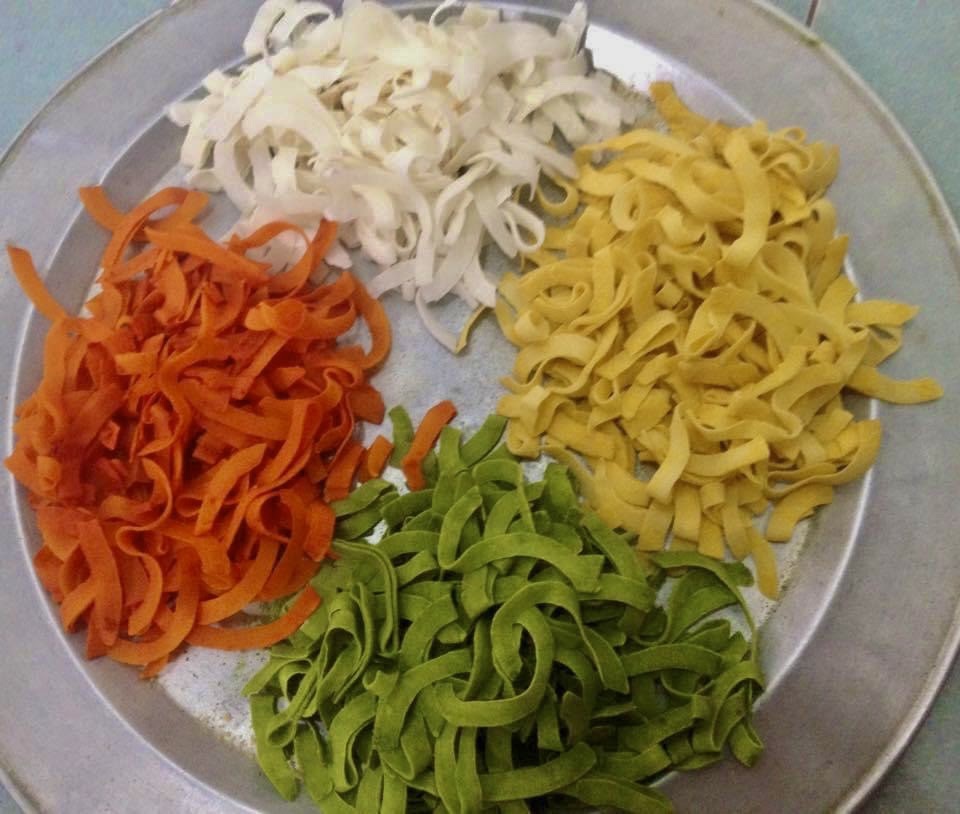 Bạn trẻ kiếm tiền dịp Tết: Tranh thủ vớt vát ngày cuối năm - 1