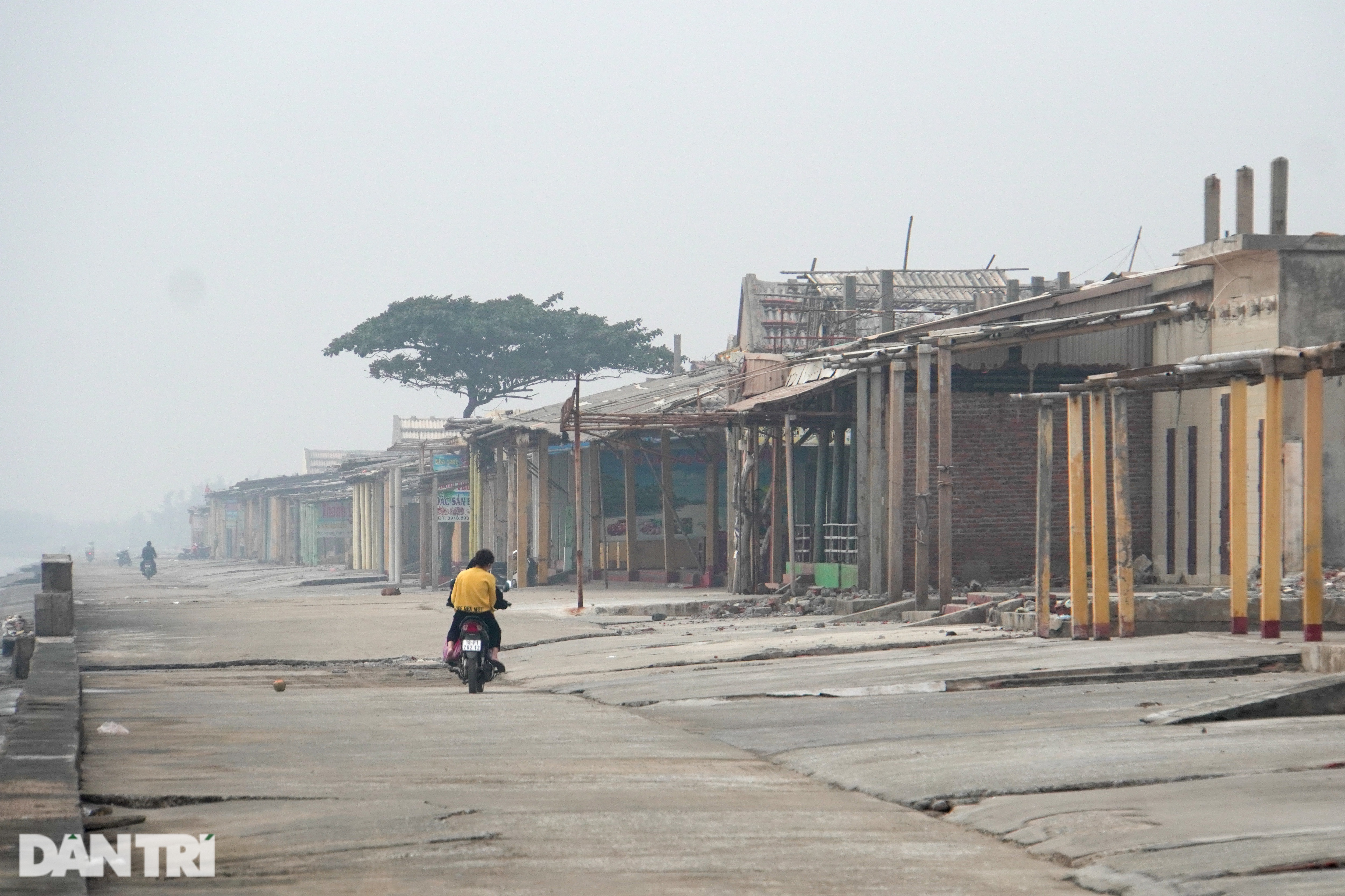 Cảnh vắng lặng, tan hoang bên trong