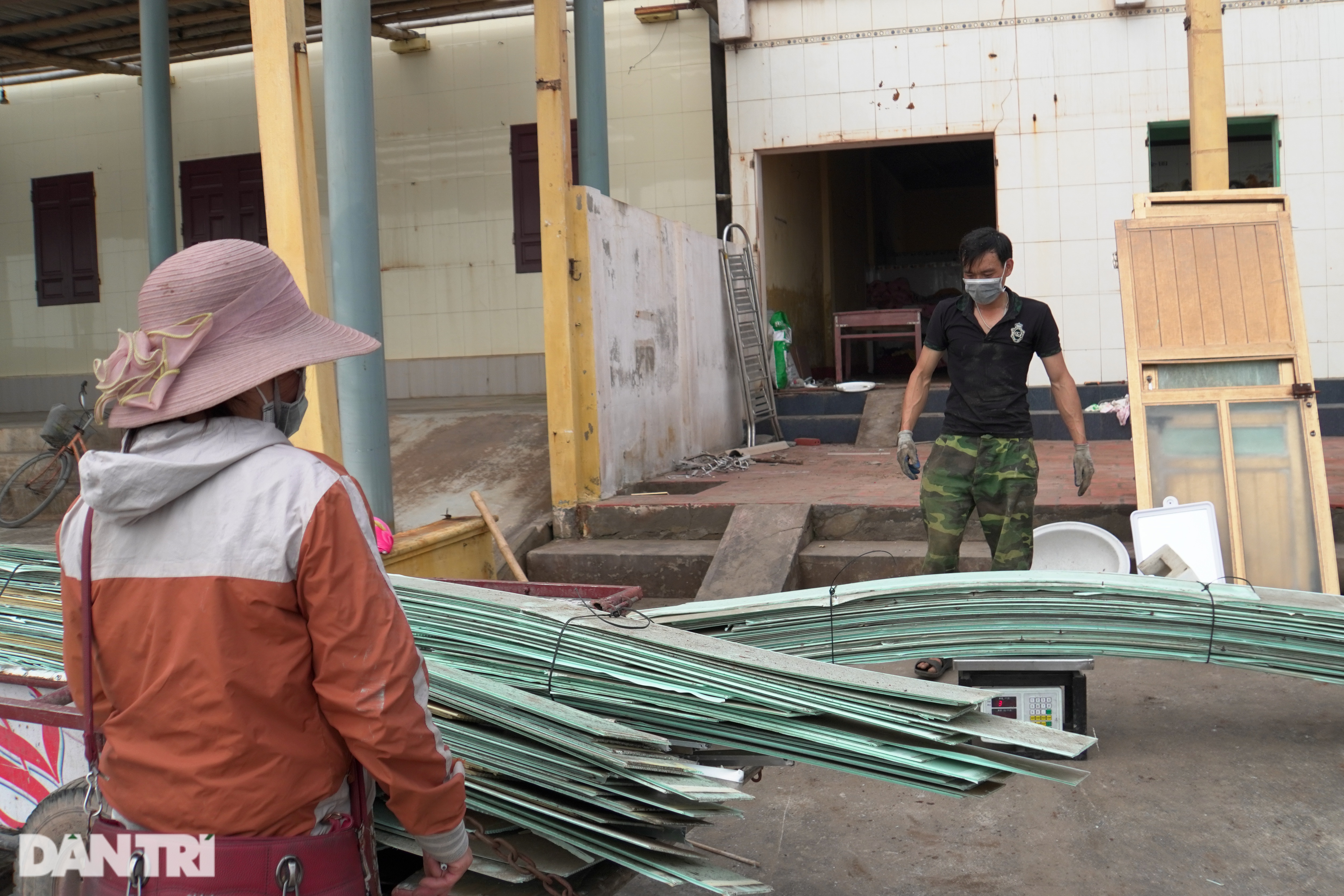 Cảnh vắng lặng, tan hoang bên trong