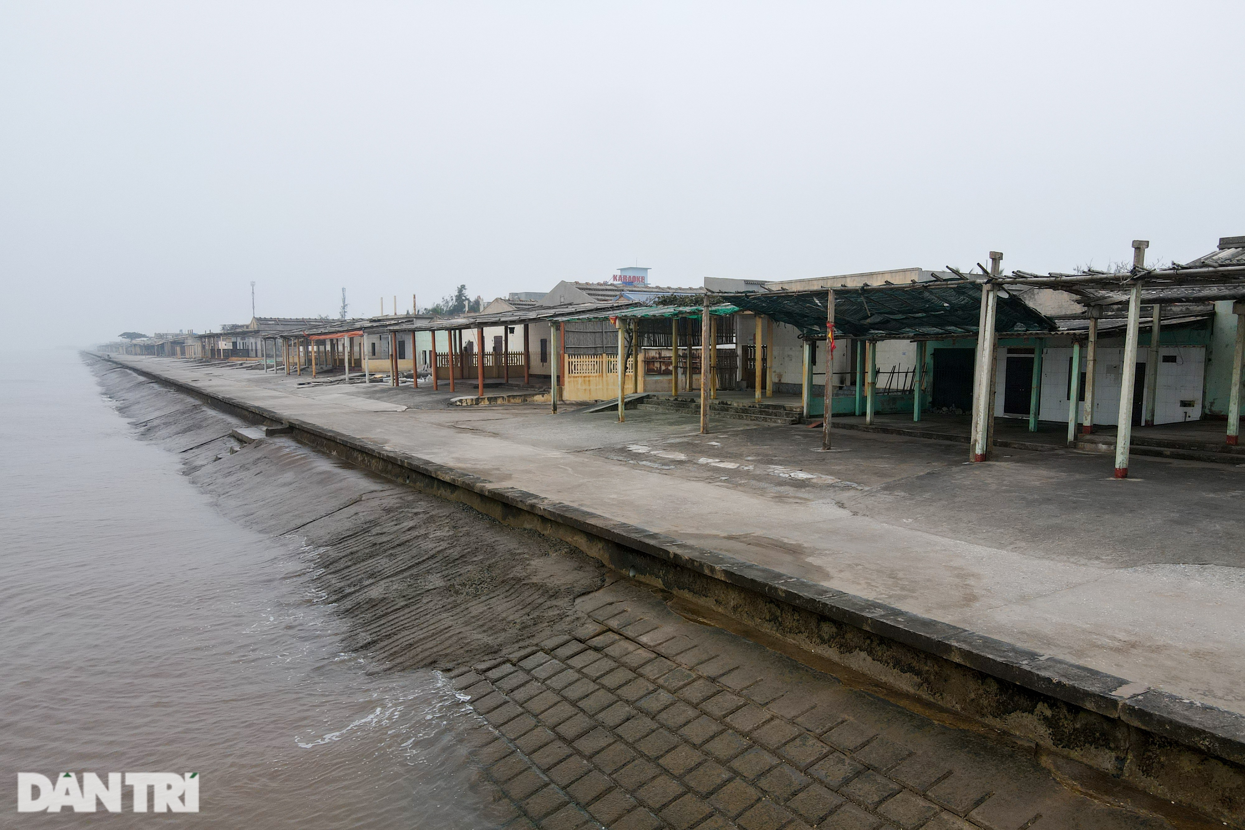 Cảnh vắng lặng, tan hoang bên trong