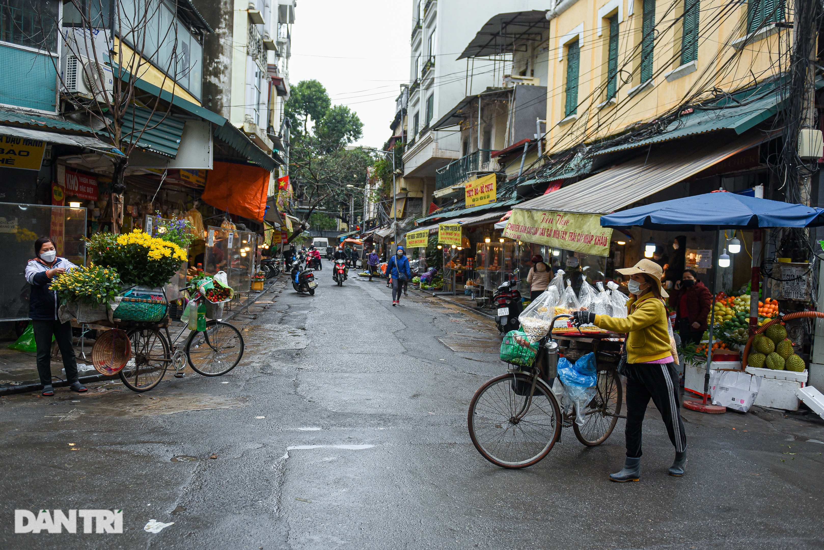 Tiểu thương chợ nhà giàu Hà Nội kêu ế không bán được hàng thì mất Tết - 1
