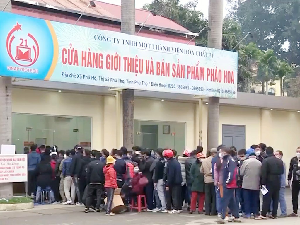 Dân xếp hàng chờ mua pháo hoa, website Nhà máy Z121 nghẽn mạng - 2