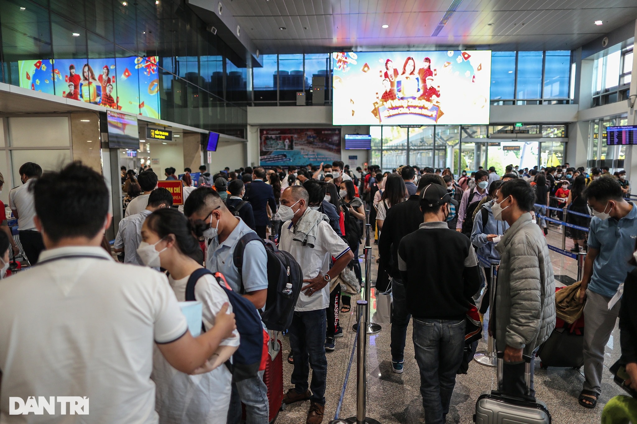 Sân bay Tân Sơn Nhất chật kín người, hành khách vật vờ chờ chuyến bay - 3