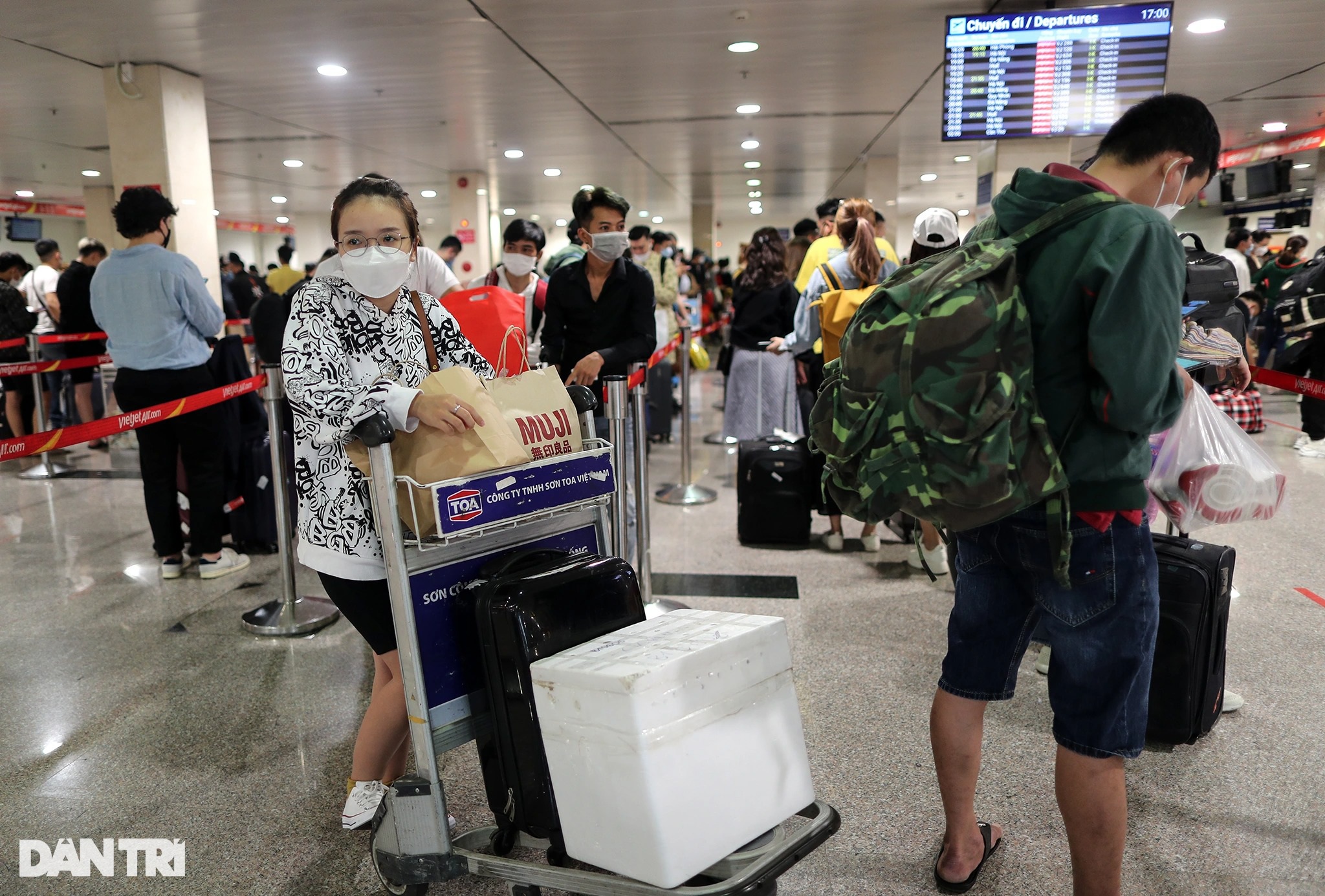 Sân bay Tân Sơn Nhất chật kín người, hành khách vật vờ chờ chuyến bay - 10