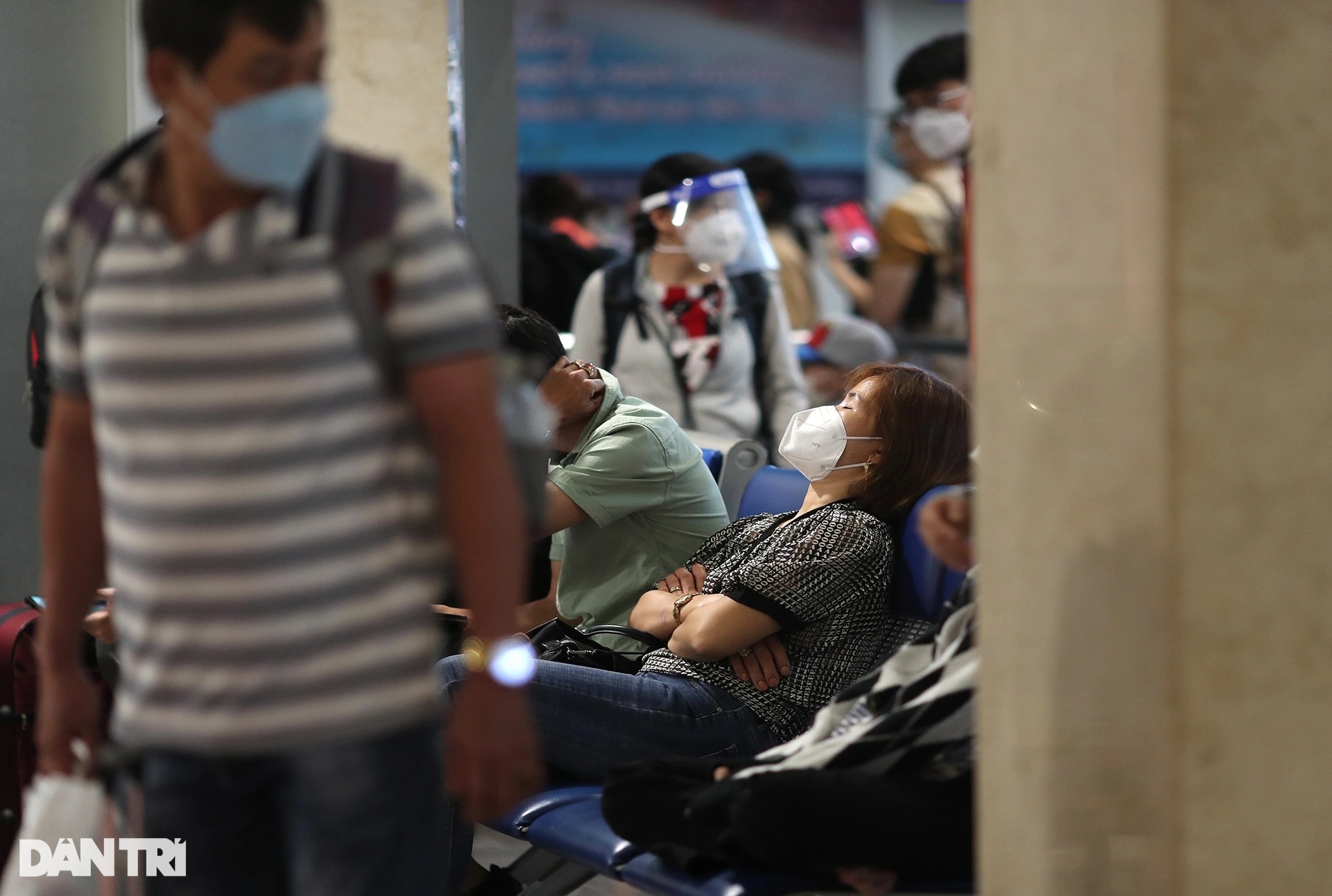 Sân bay Tân Sơn Nhất chật kín người, hành khách vật vờ chờ chuyến bay - 9