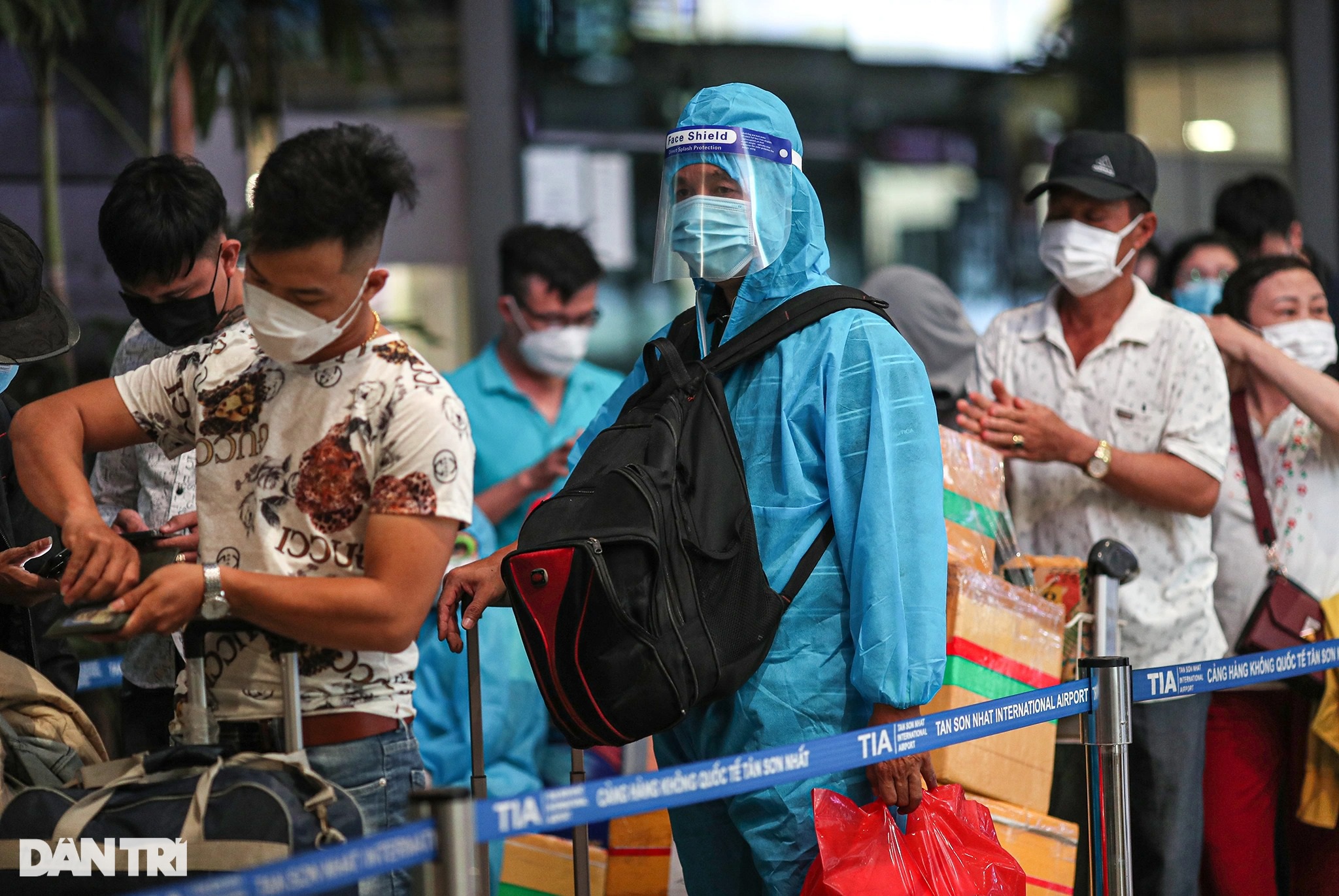 Sân bay Tân Sơn Nhất chật kín người, hành khách vật vờ chờ chuyến bay - 6