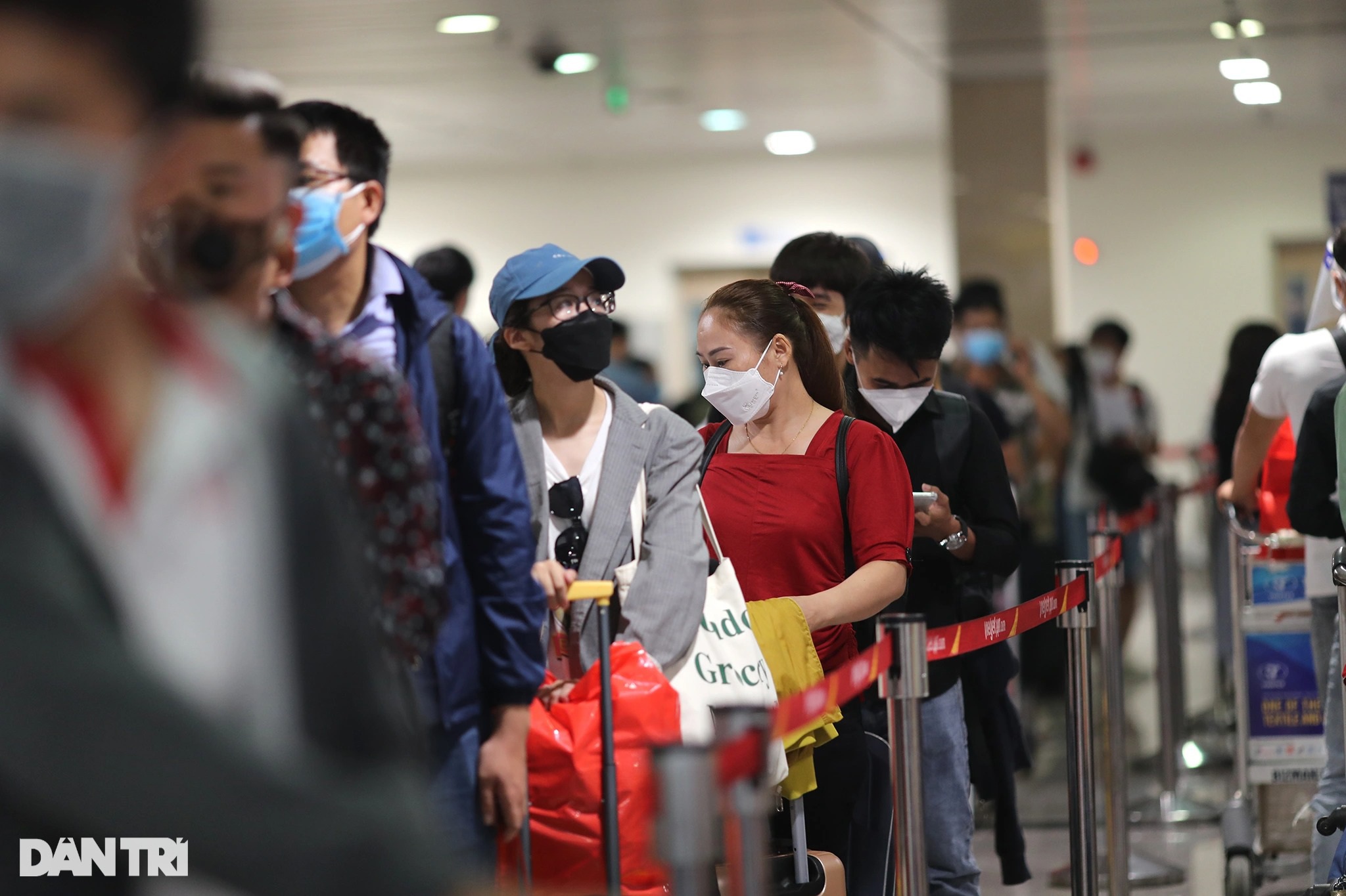 Sân bay Tân Sơn Nhất chật kín người, hành khách vật vờ chờ chuyến bay - 2