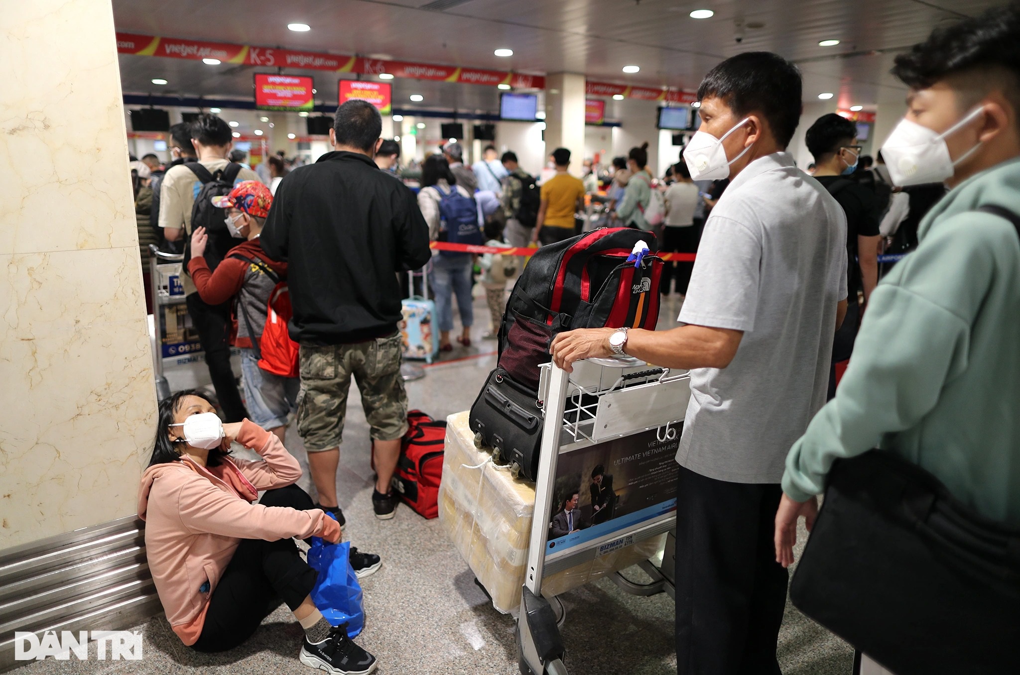 Sân bay Tân Sơn Nhất chật kín người, hành khách vật vờ chờ chuyến bay - 7