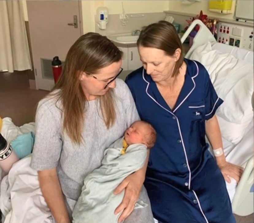 Người mẹ 54 tuổi mang thai giúp con gái không có tử cung - 2