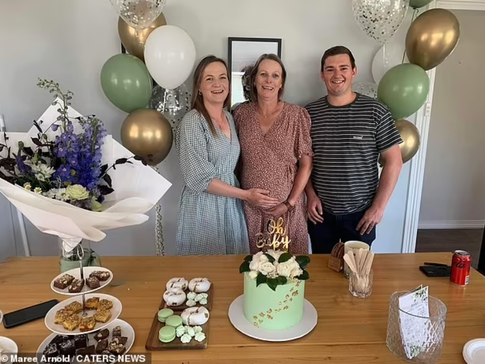 Người mẹ 54 tuổi mang thai giúp con gái không có tử cung - 5