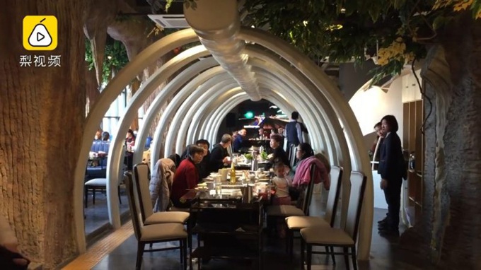 Nhà hàng để tủ kính chứa 50 tỷ đồng tiền mặt ở cửa để khách... check-in - 2