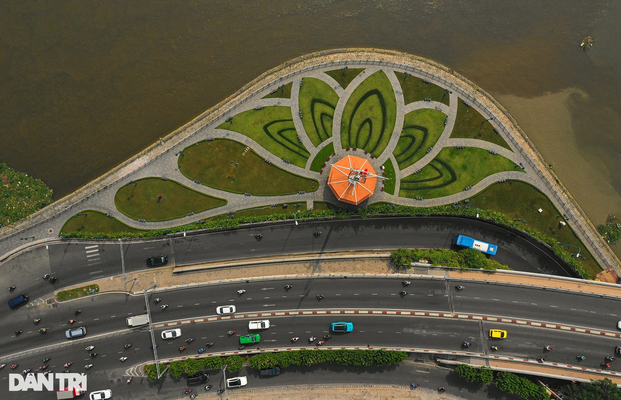 Diện mạo mới công viên bến Bạch Đằng, điểm ngắm sông Sài Gòn đẹp nhất TPHCM - 3