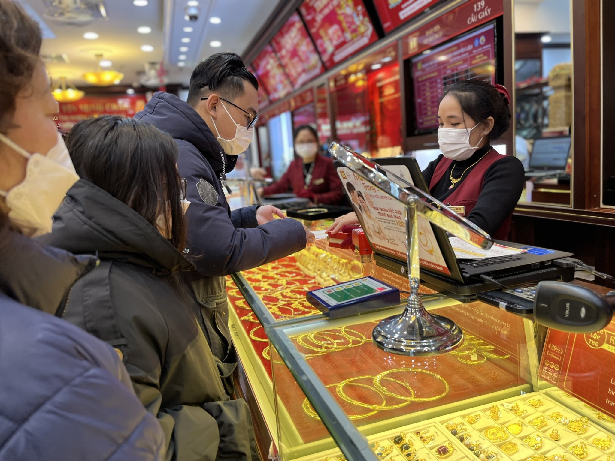 Nhiều tiệm vàng báo cháy vàng SJC, khuyên khách đến vào ngày vía Thần tài - 4