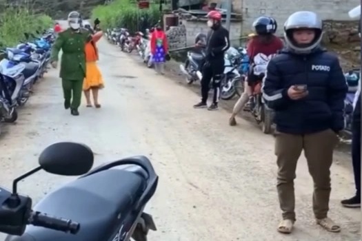 Công an giải cứu bé gái bị nam thanh niên bắt vợ - 3