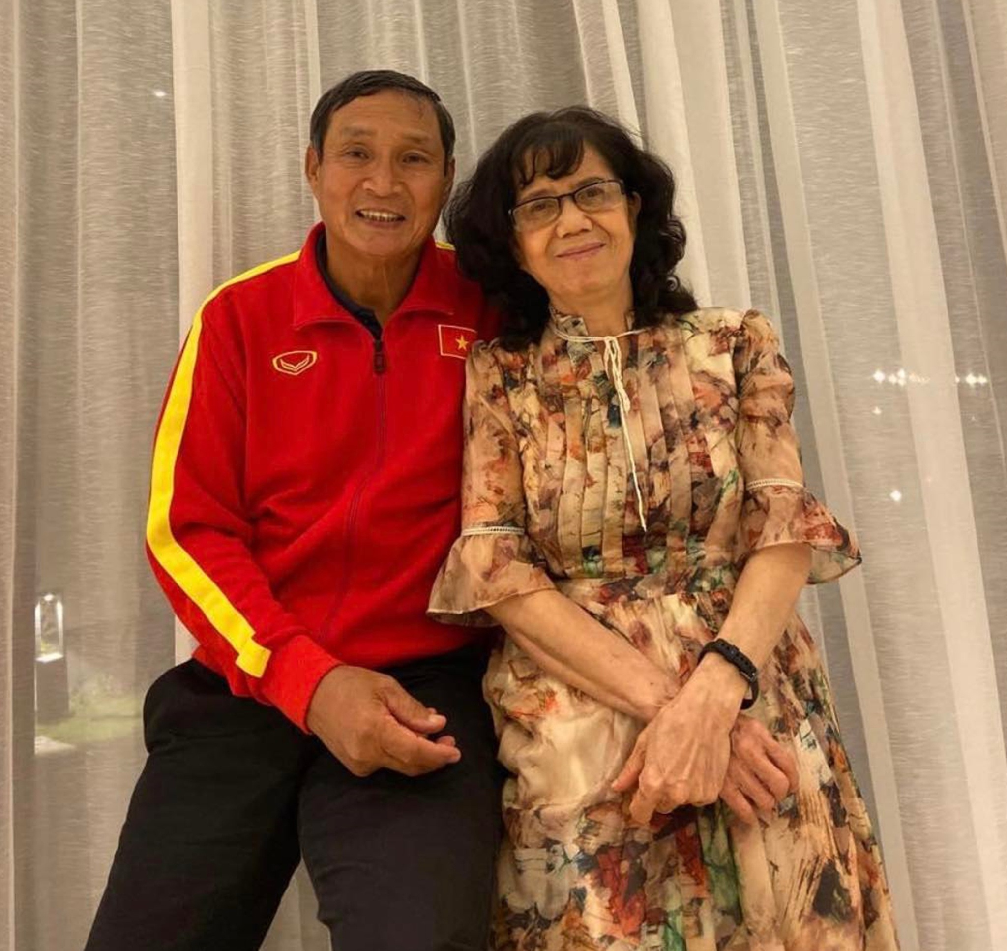 Người vợ tào khang kín tiếng đứng sau thành công của HLV Mai Đức Chung - 1