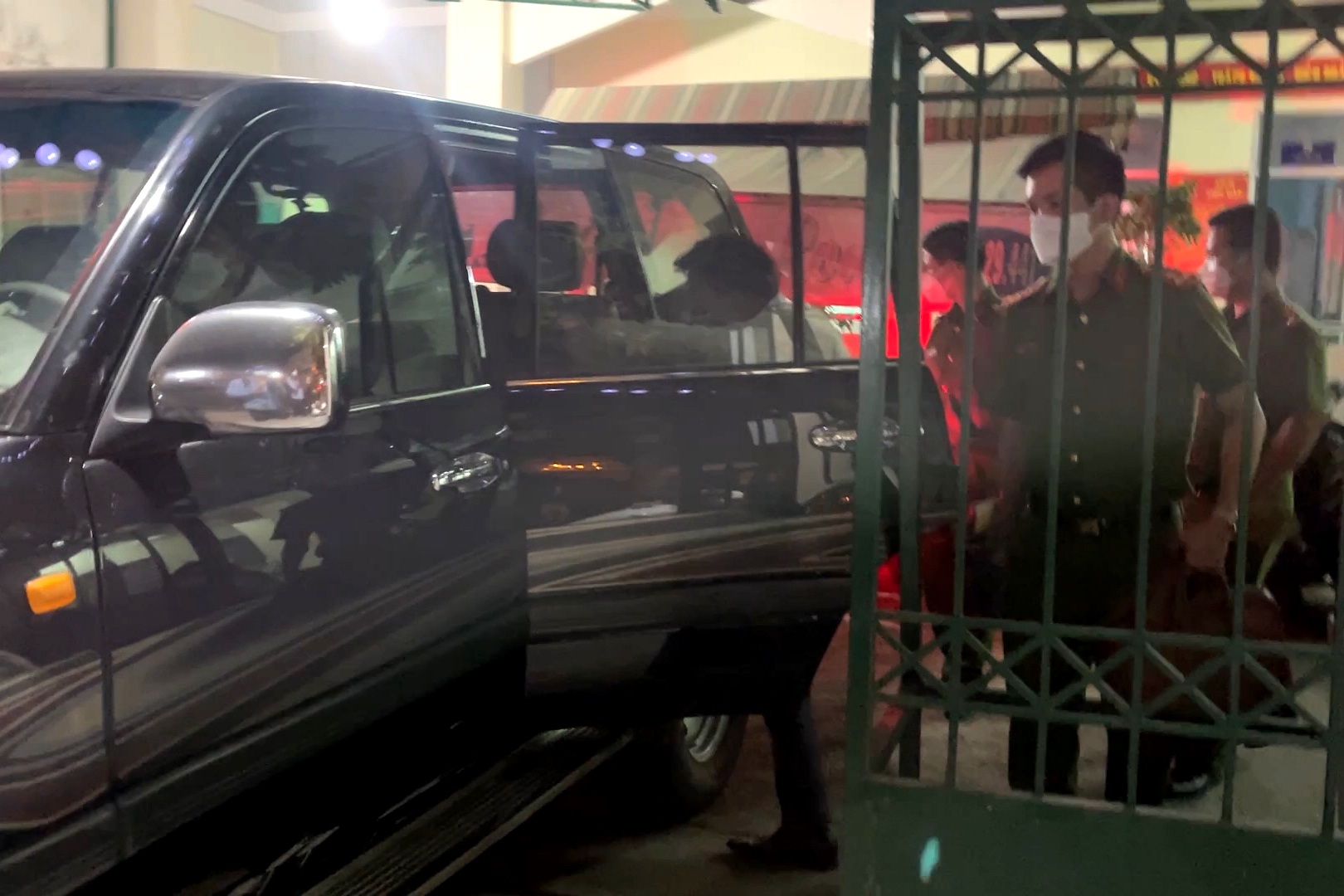 Cảnh sát dẫn giải nguyên Chủ tịch UBND Bình Thuận và 4 bị can trong đêm - 3