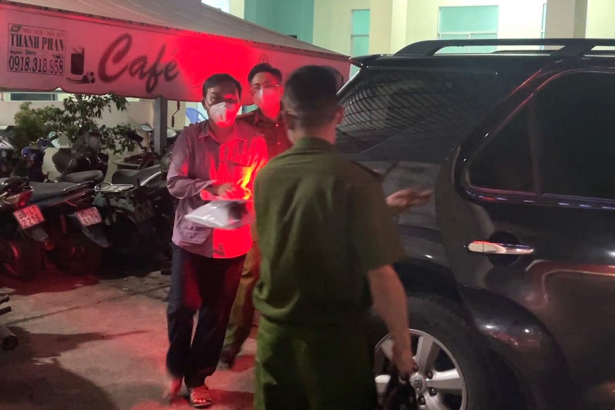 Cảnh sát dẫn giải nguyên Chủ tịch UBND Bình Thuận và 4 bị can trong đêm - 4