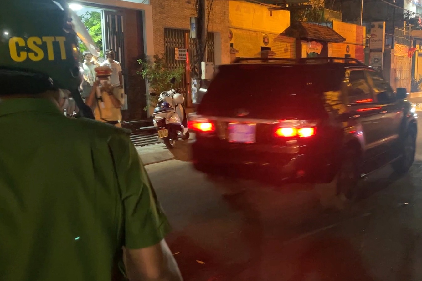 Cảnh sát dẫn giải nguyên Chủ tịch UBND Bình Thuận và 4 bị can trong đêm - 6