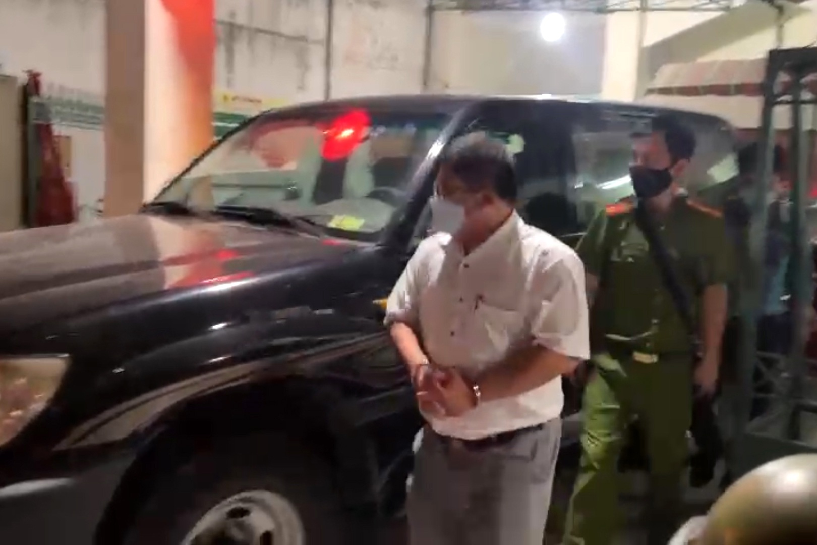 Cảnh sát dẫn giải nguyên Chủ tịch UBND Bình Thuận và 4 bị can trong đêm - 5