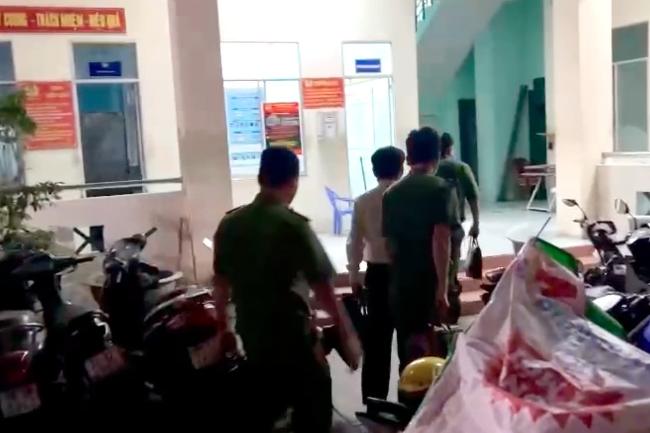 Cảnh sát dẫn giải nguyên Chủ tịch UBND Bình Thuận và 4 bị can trong đêm - 2