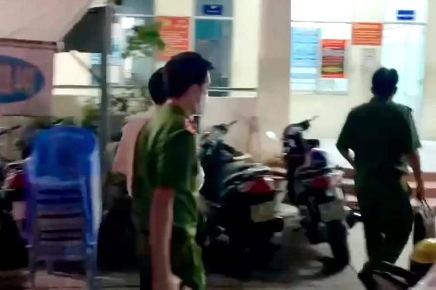 Cảnh sát dẫn giải nguyên Chủ tịch UBND Bình Thuận và 4 bị can trong đêm - 1