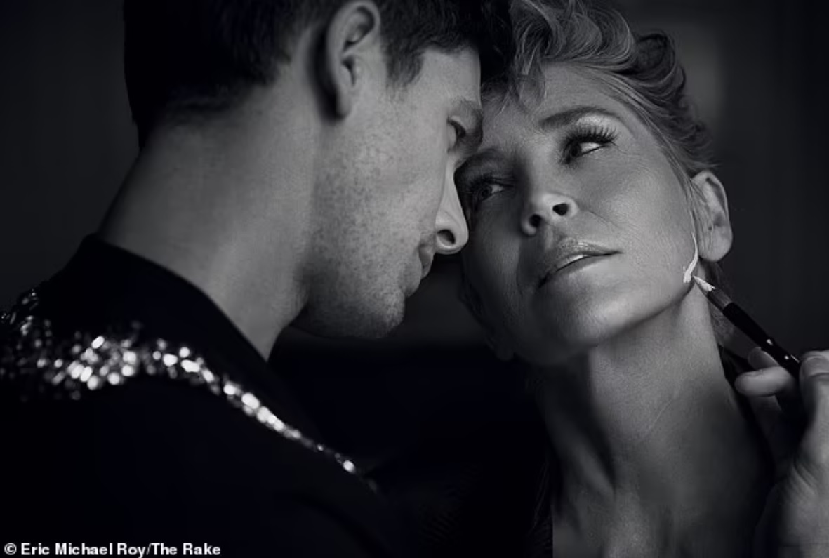 Minh tinh 63 tuổi - Sharon Stone chụp hình với người mẫu nam khỏa thân - 2