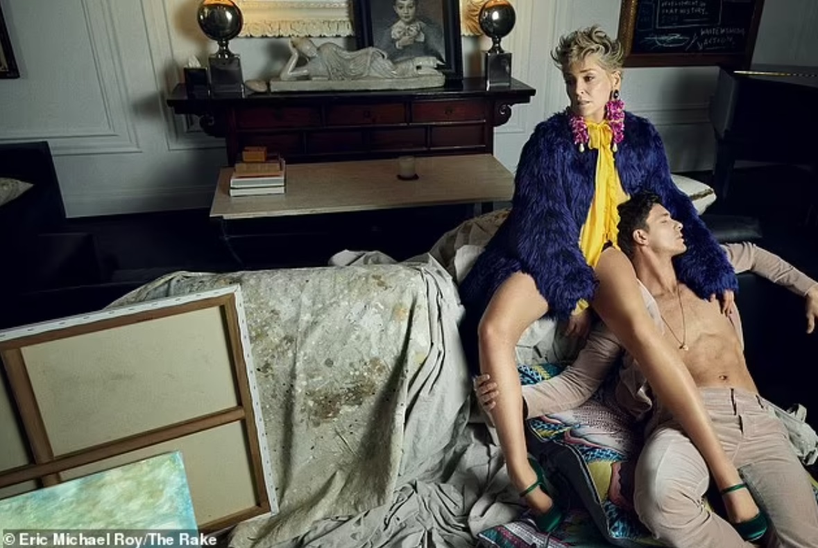 Minh tinh 63 tuổi - Sharon Stone chụp hình với người mẫu nam khỏa thân - 3