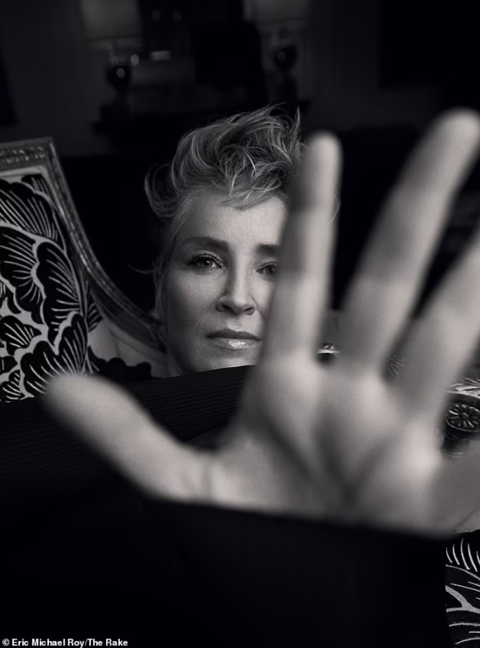 Minh tinh 63 tuổi - Sharon Stone chụp hình với người mẫu nam khỏa thân - 4