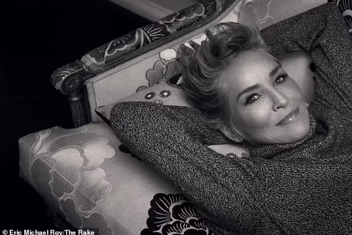 Minh tinh 63 tuổi - Sharon Stone chụp hình với người mẫu nam khỏa thân - 5