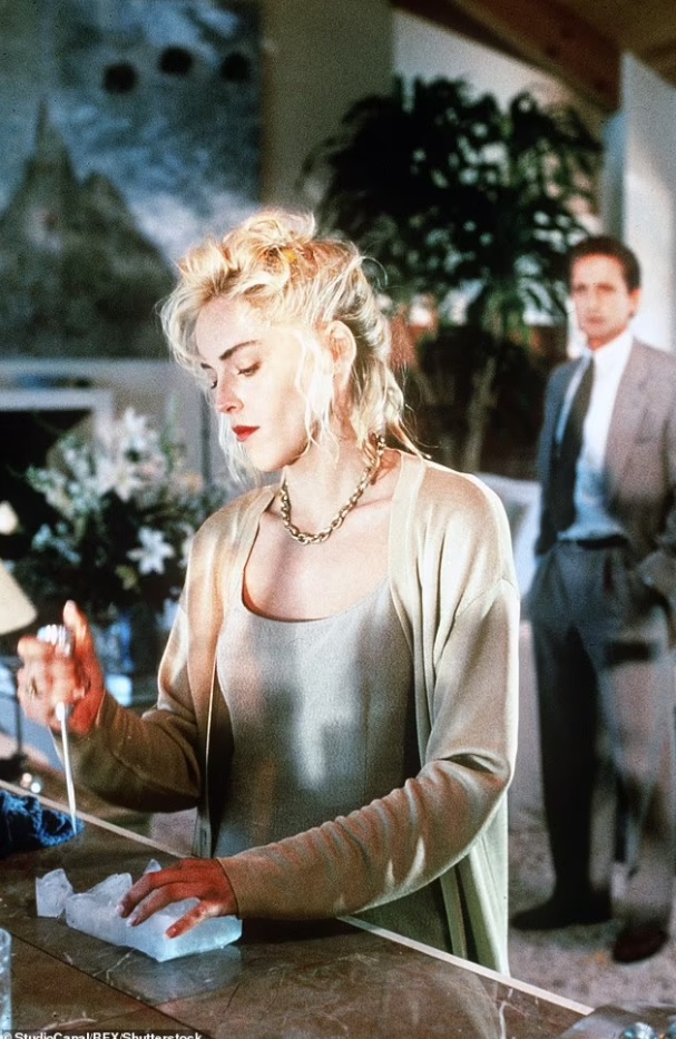 Minh tinh 63 tuổi - Sharon Stone chụp hình với người mẫu nam khỏa thân - 7