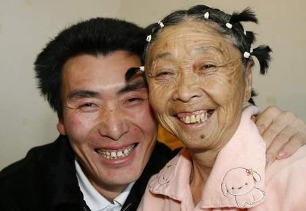 Chuyện tình khó tin của chàng trai tân với người phụ nữ hơn 32 tuổi - 1