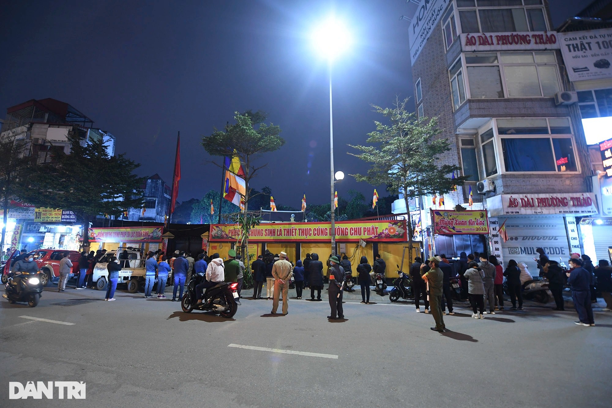 Người dân khấn vọng từ nóc nhà trong Lễ cầu an trực tuyến chùa Phúc Khánh - 1