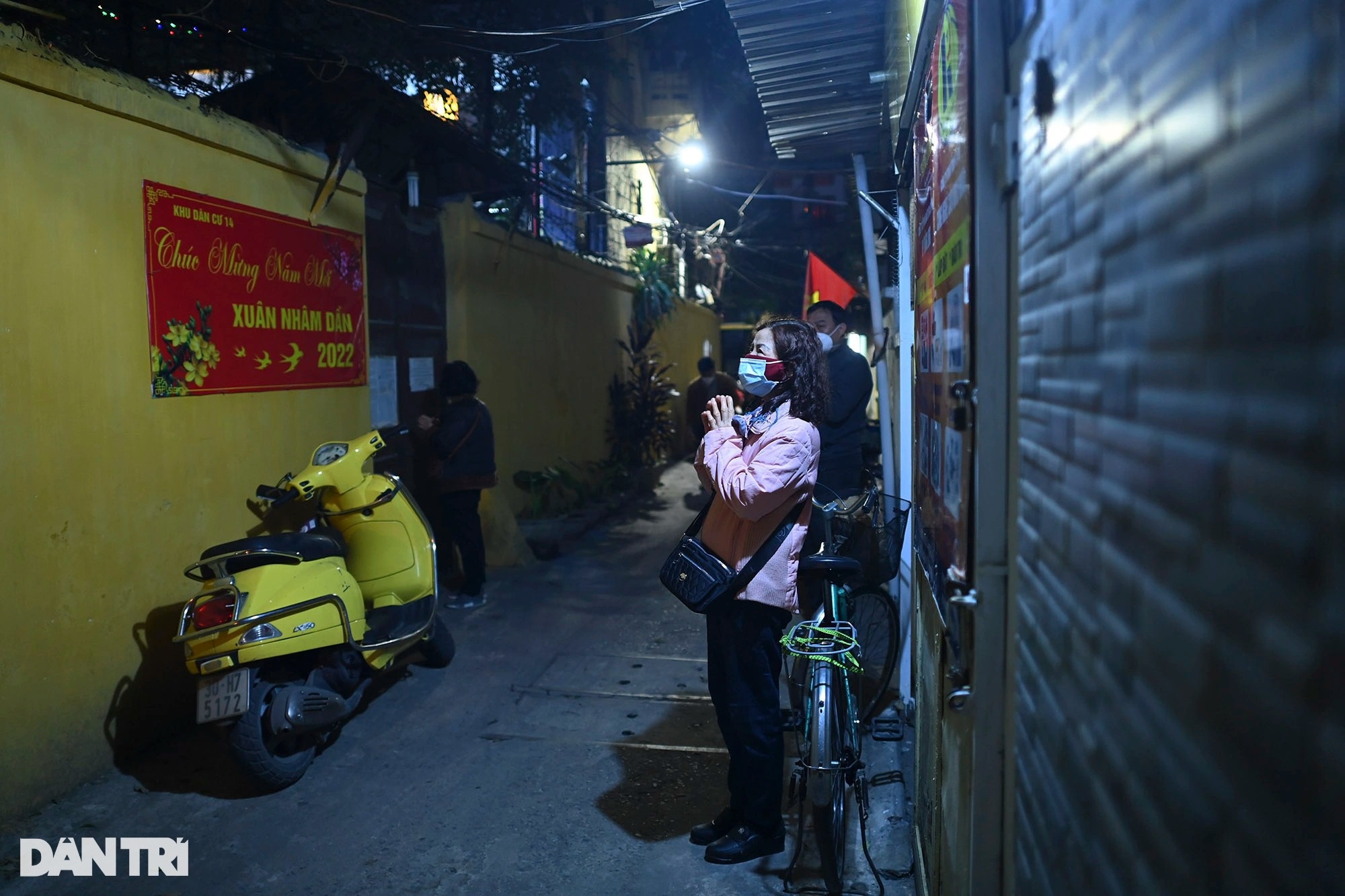 Người dân khấn vọng từ nóc nhà trong Lễ cầu an trực tuyến chùa Phúc Khánh - 10