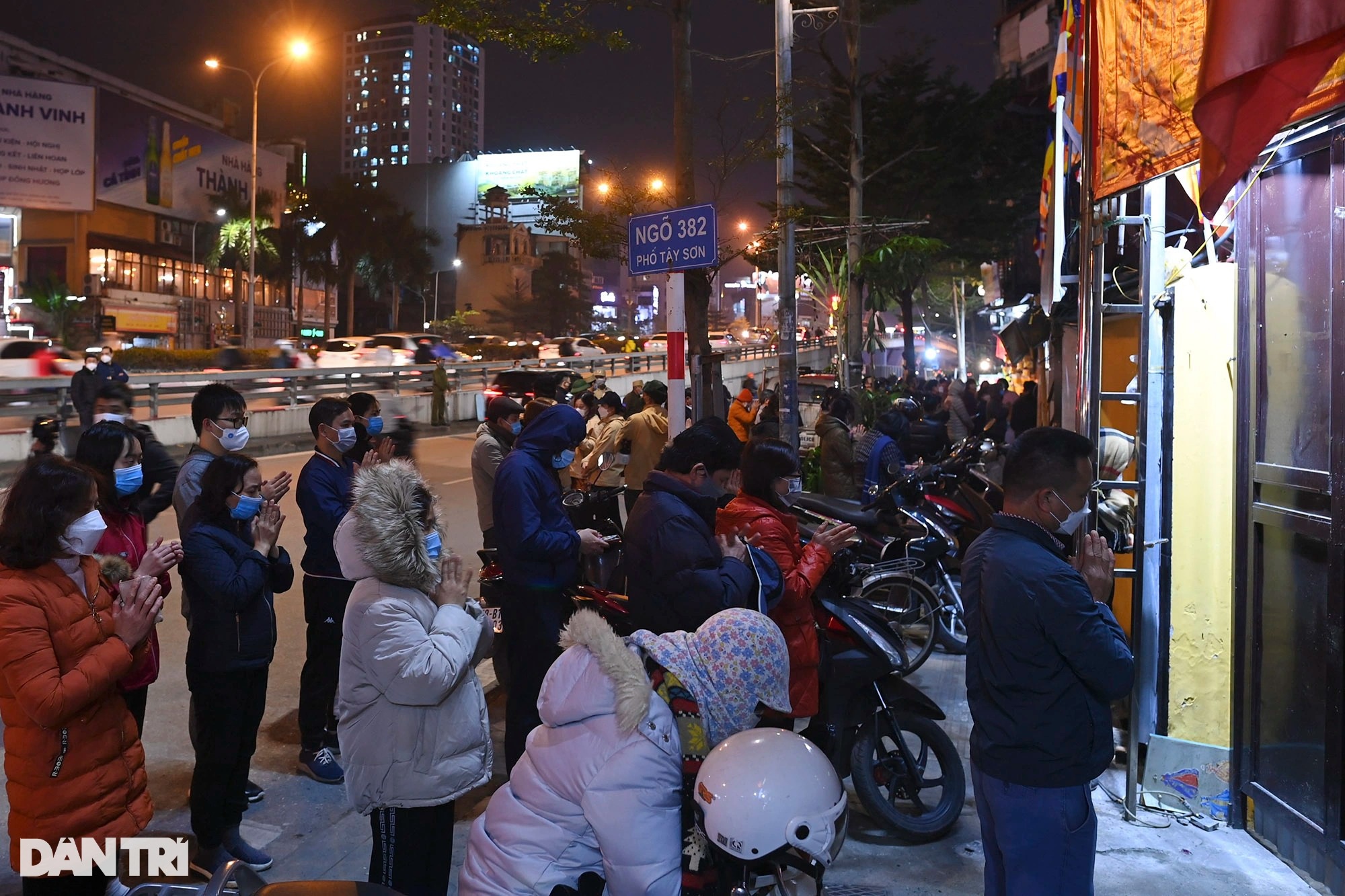 Người dân khấn vọng từ nóc nhà trong Lễ cầu an trực tuyến chùa Phúc Khánh - 2