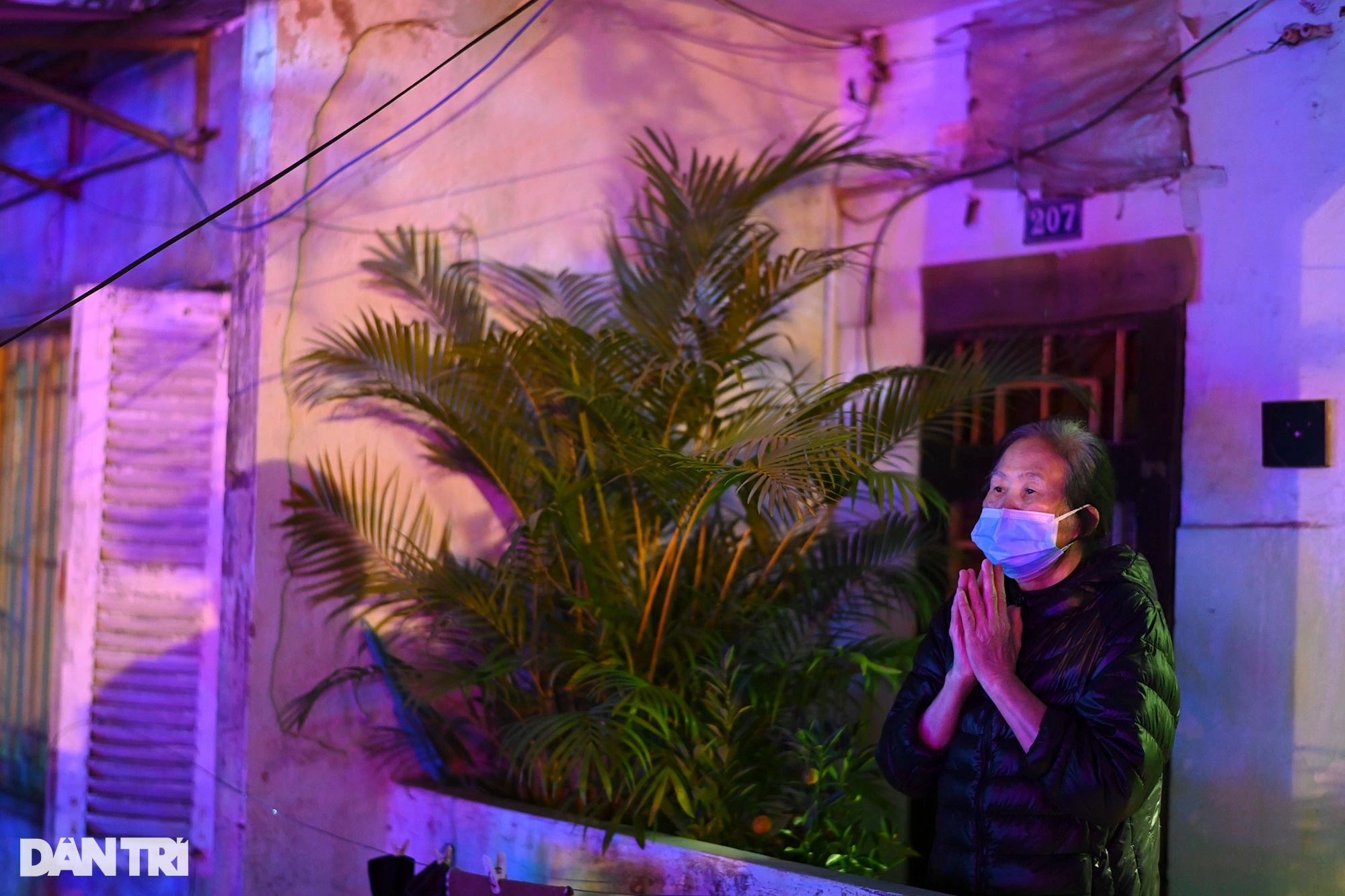 Người dân khấn vọng từ nóc nhà trong Lễ cầu an trực tuyến chùa Phúc Khánh - 4