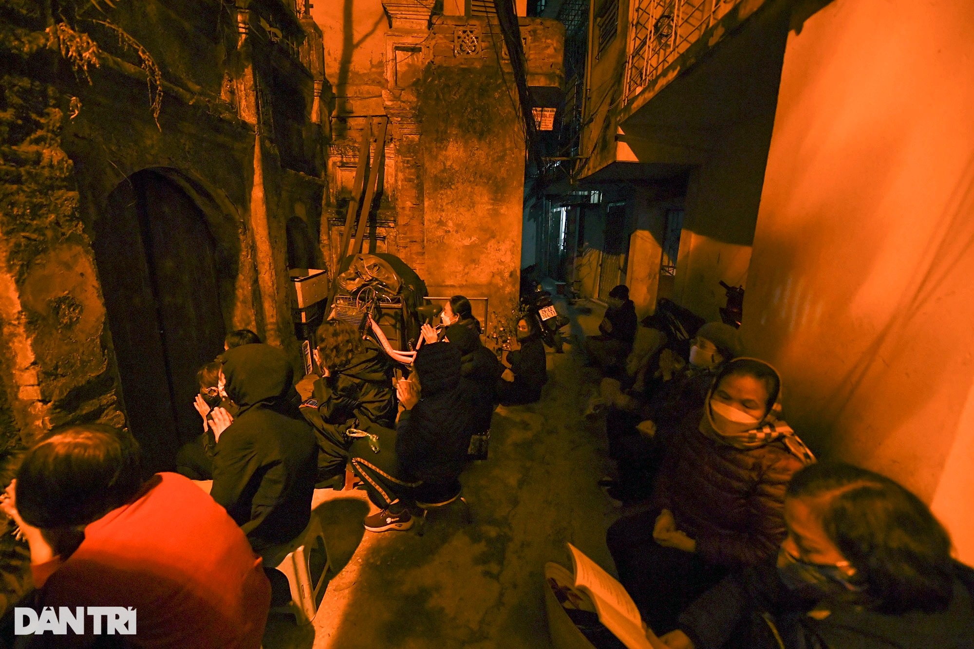 Người dân khấn vọng từ nóc nhà trong Lễ cầu an trực tuyến chùa Phúc Khánh - 6