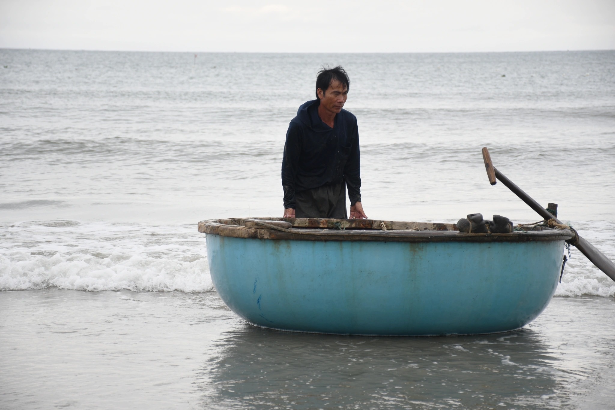 Săn loại tôm nhỏ bằng đầu đũa, bán 140 nghìn đồng mỗi con - 1