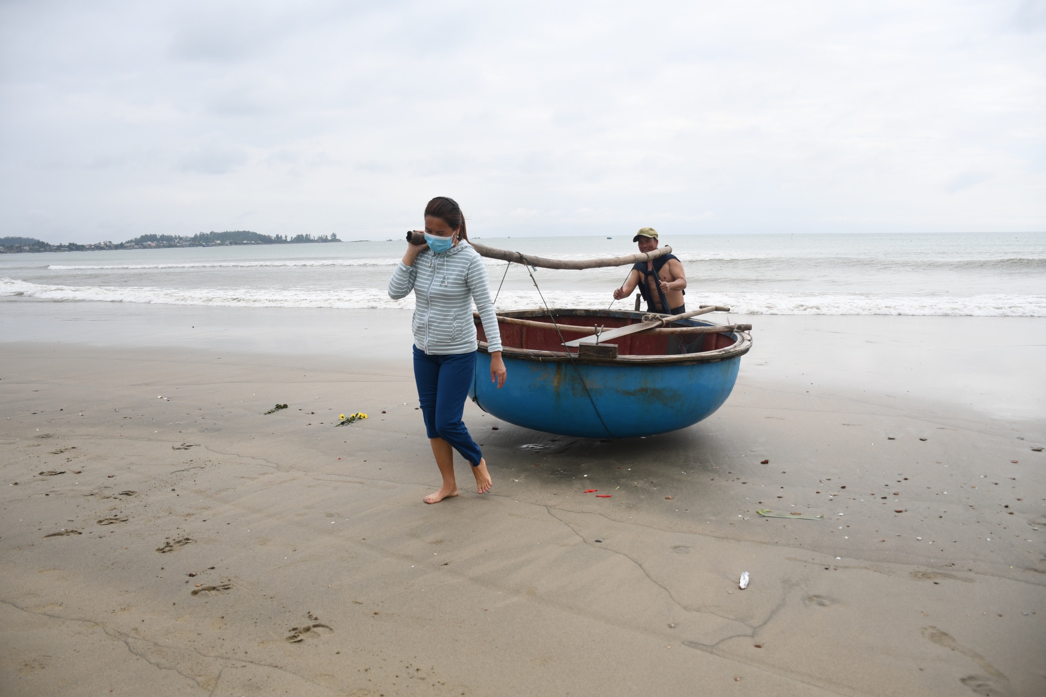 Săn loại tôm nhỏ bằng đầu đũa, bán 140 nghìn đồng mỗi con - 6