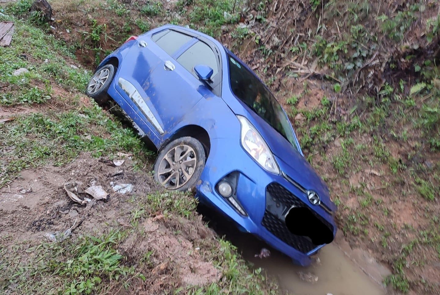 Chiếc xe Hyundai i10 bị mất lái, lao xuống mương nước ven đường (Ảnh: Facebook).