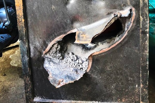 Chủ nhà về quê, trộm phá cửa vét sạch gần nửa tỷ đồng - 1