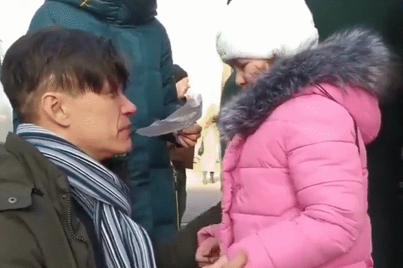 Khóc nghẹn trước khoảnh khắc người cha Ukraine hôn từ biệt vợ con