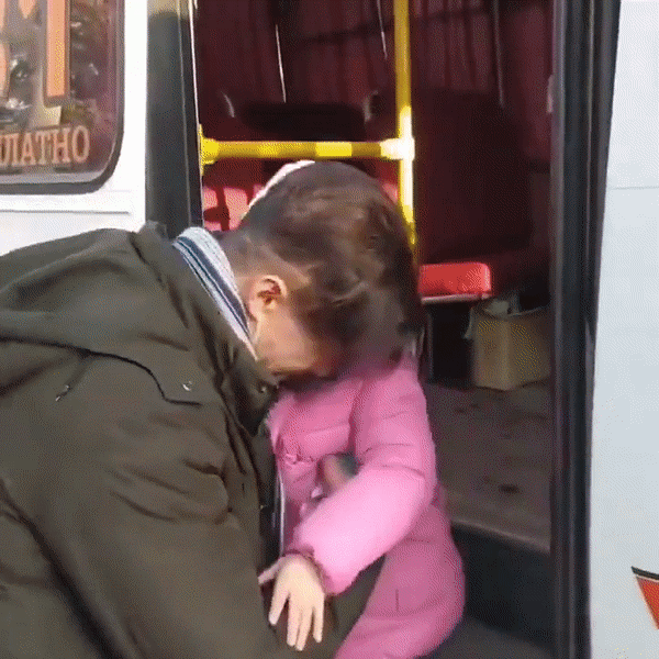 Khóc nghẹn trước khoảnh khắc người cha Ukraine hôn từ biệt vợ con - 2