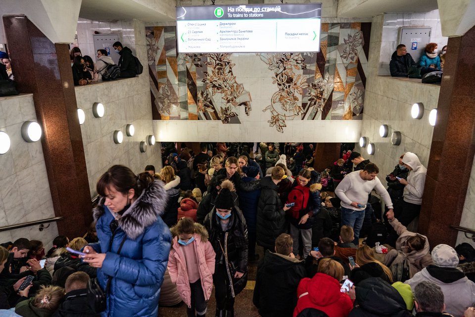 Khóc nghẹn trước khoảnh khắc người cha Ukraine hôn từ biệt vợ con - 3