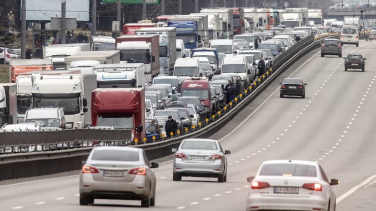 Mưa trừng phạt vào Nga ảnh hưởng ra sao đến chuỗi cung ứng ô tô toàn cầu? - 1