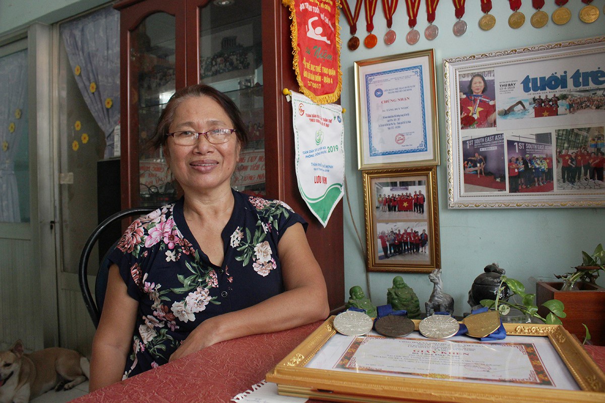 Không ngại mặc bikini, người phụ nữ U70 ở TPHCM thành ngôi sao bơi lội - 3