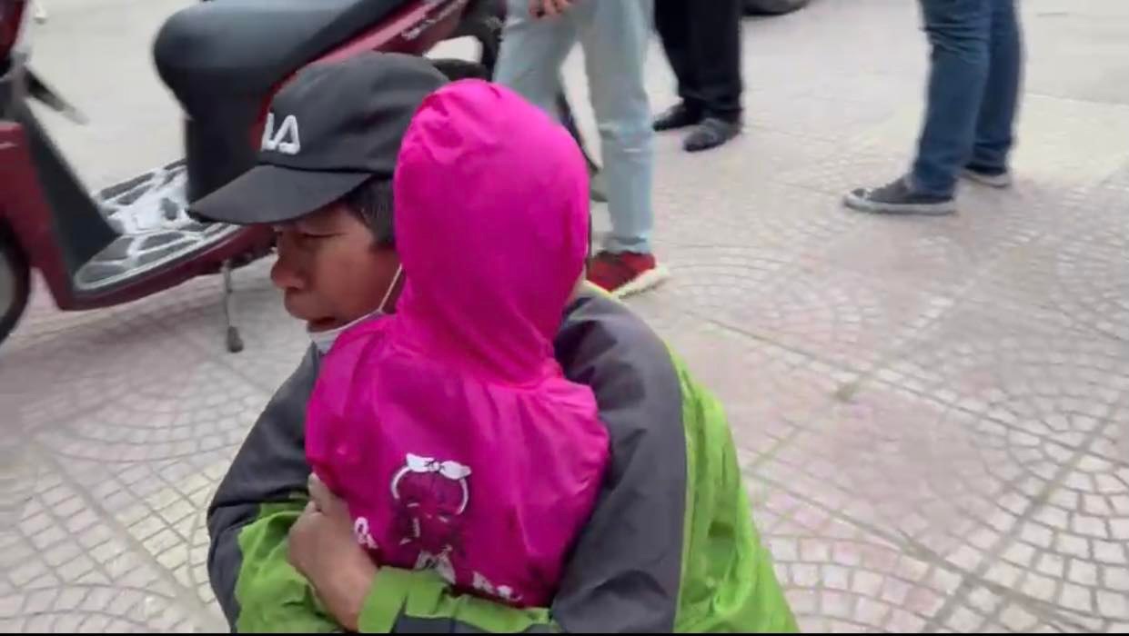 Bố khóc ròng nhận lại con gái 2 tuổi bị bỏ dưới cống, nước ngập ngang cổ - 1