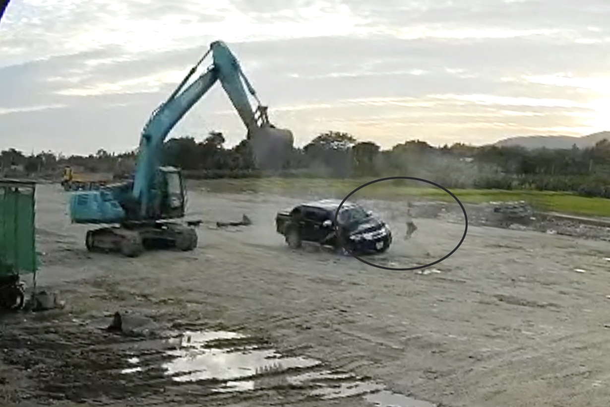Giây phút kinh hoàng của tài xế xe bán tải bị máy múc đập như trời giáng - 3
