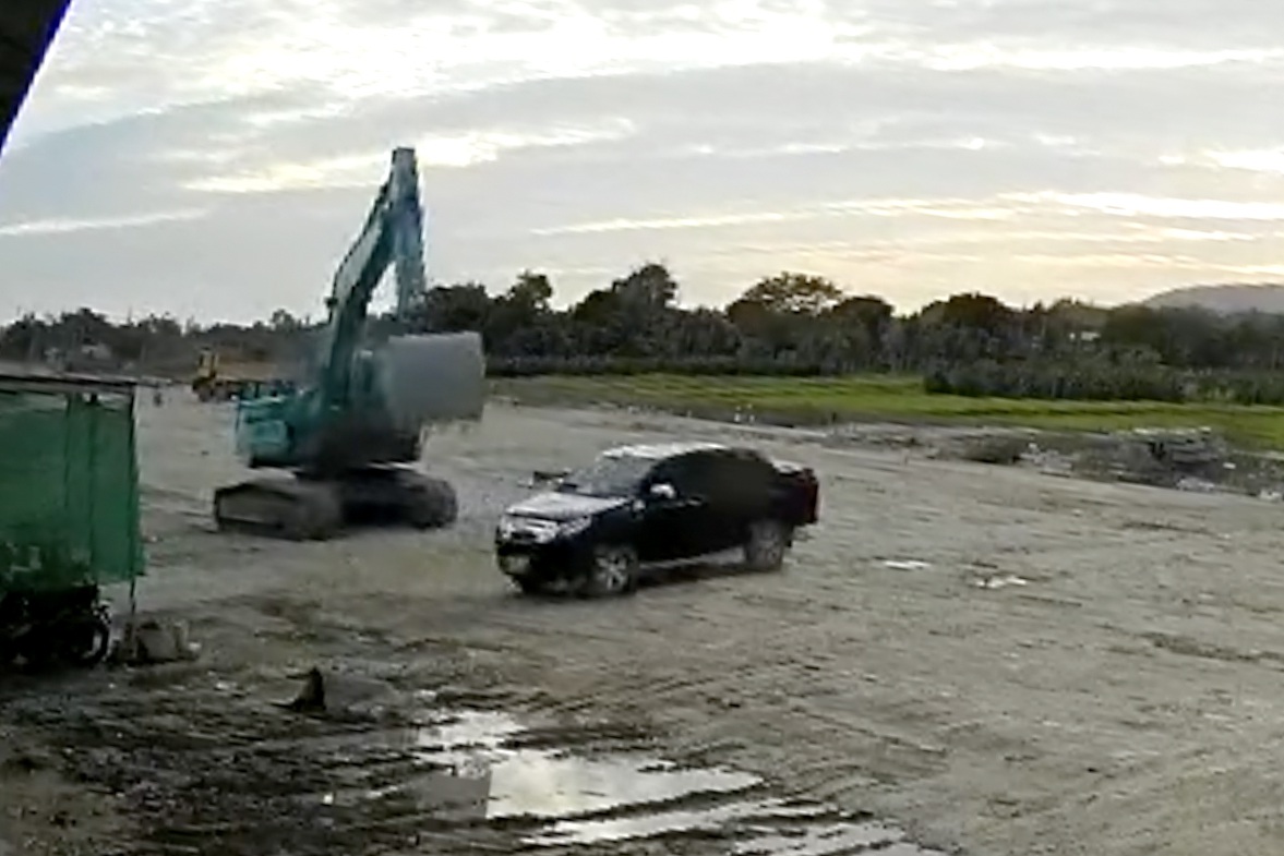 Giây phút kinh hoàng của tài xế xe bán tải bị máy múc đập như trời giáng - 1